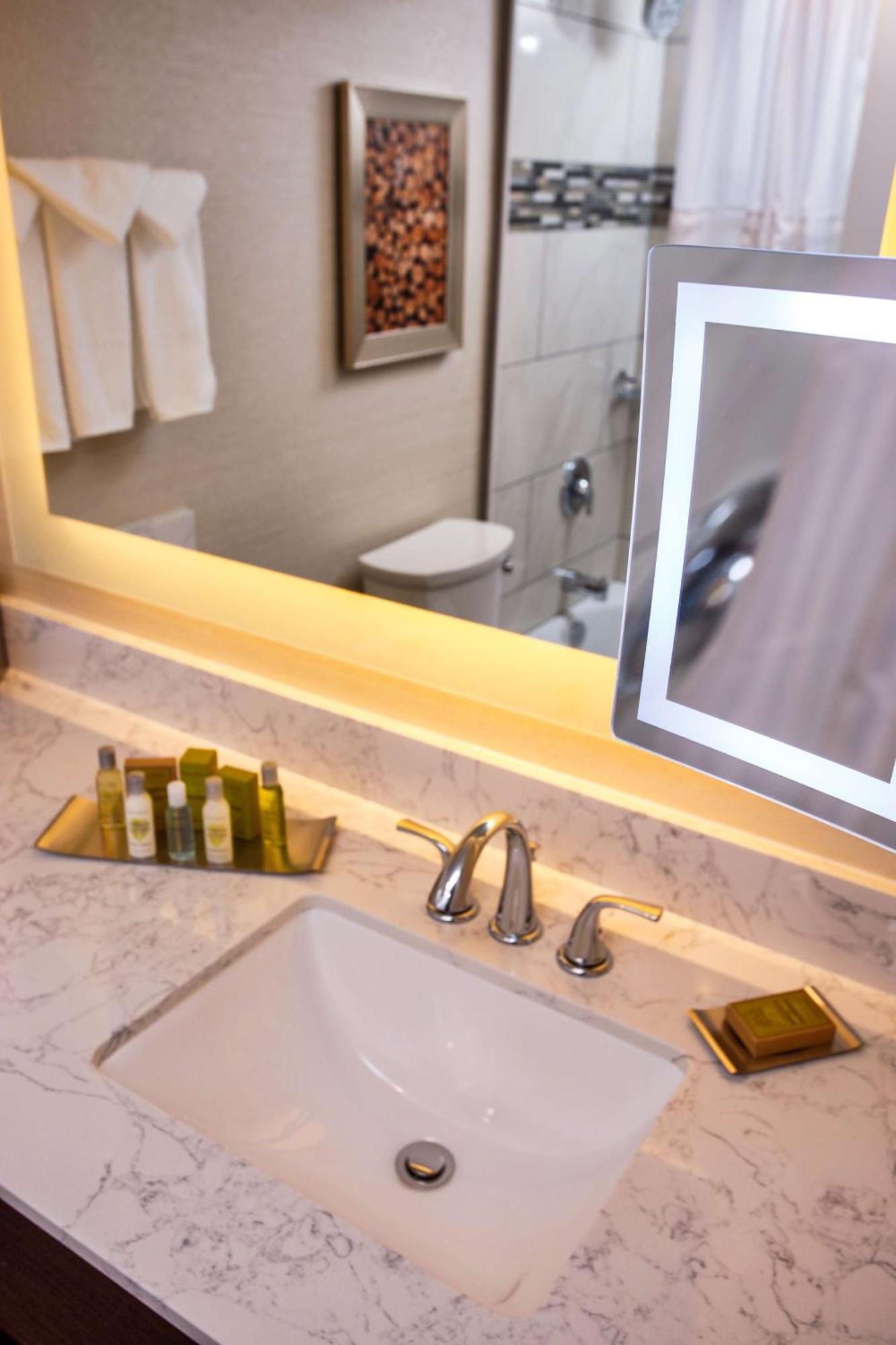 ดับเบิลทรี บาย ฮิลตัน นีนาห์ Hotel Neenah ภายนอก รูปภาพ
